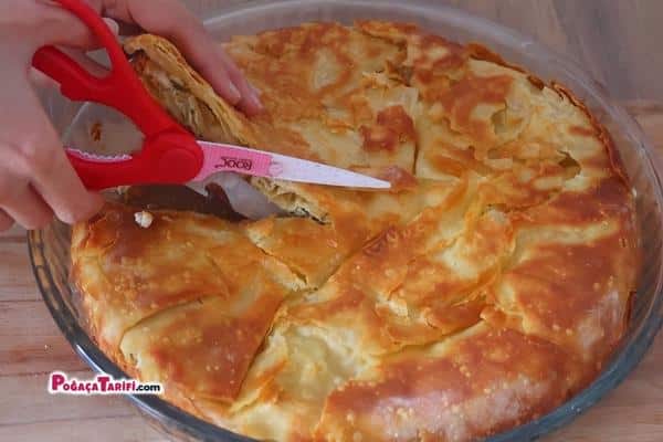 İlginç Yapım Tekniği İle 3 Malzemeli El Açması Börek Tarifi